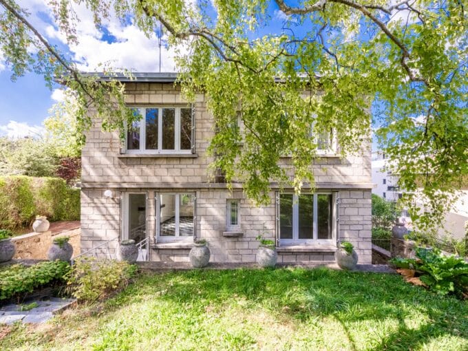Image d'une maison à vendre à Rueil-Malmaison de 6 pièces, 180 m² et d'une valeur de 945.000 euros. Maison avec un grand terrain et un sous-sol.