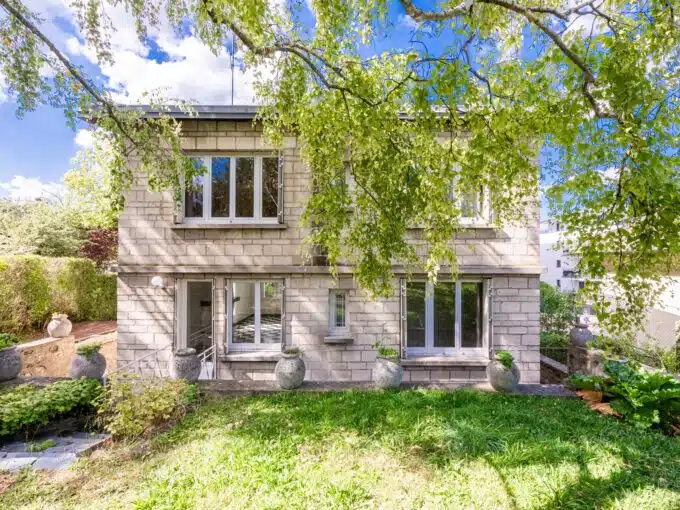Image d'une maison à vendre à Rueil-Malmaison de 6 pièces, 180 m² et d'une valeur de 945.000 euros. Maison avec un grand terrain et un sous-sol.
